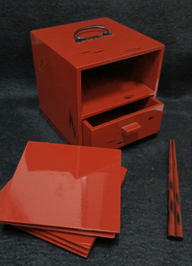赤い漆器重箱 収納式 皿・箸付き