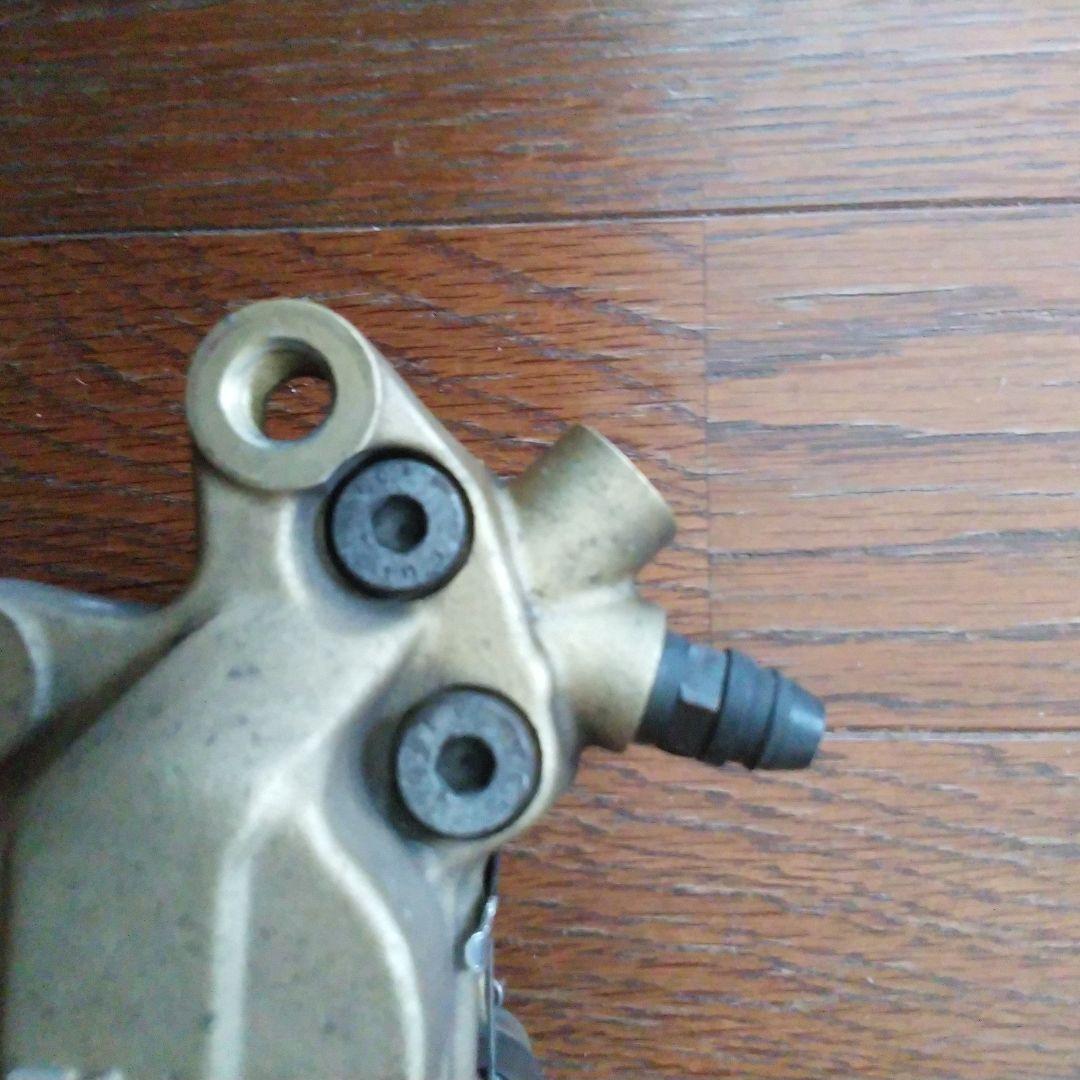 ブレンボ　キャスティング4ポットキャリパー　40mmピッチ　左右セット