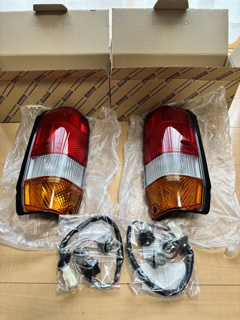 70ランクル 純正3色テール　ほぼ新品！　新品純正ケーブル付き