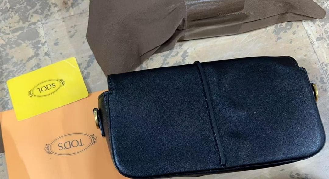 TOD'S ブラックレザー ショルダーバッグ