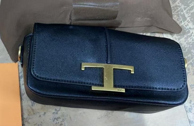 TOD'S ブラックレザー ショルダーバッグ