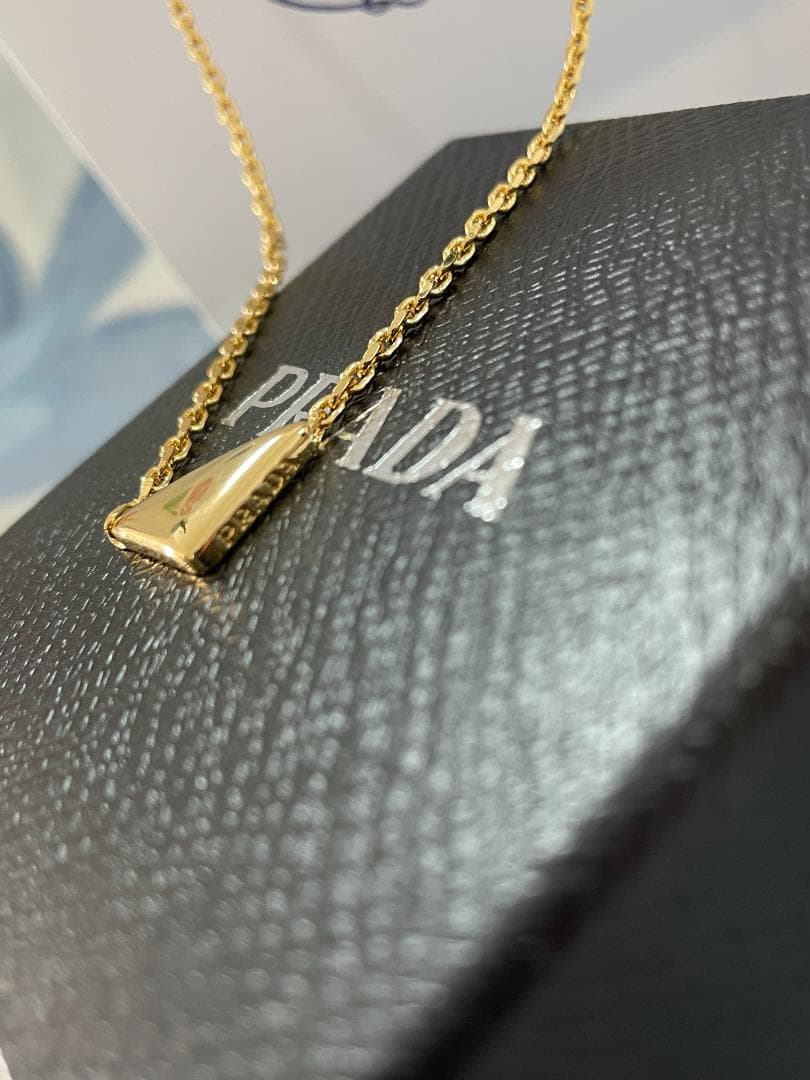 ゴールド/テテ愛用 プラダ ネックレス Prada 三角 ロゴ
