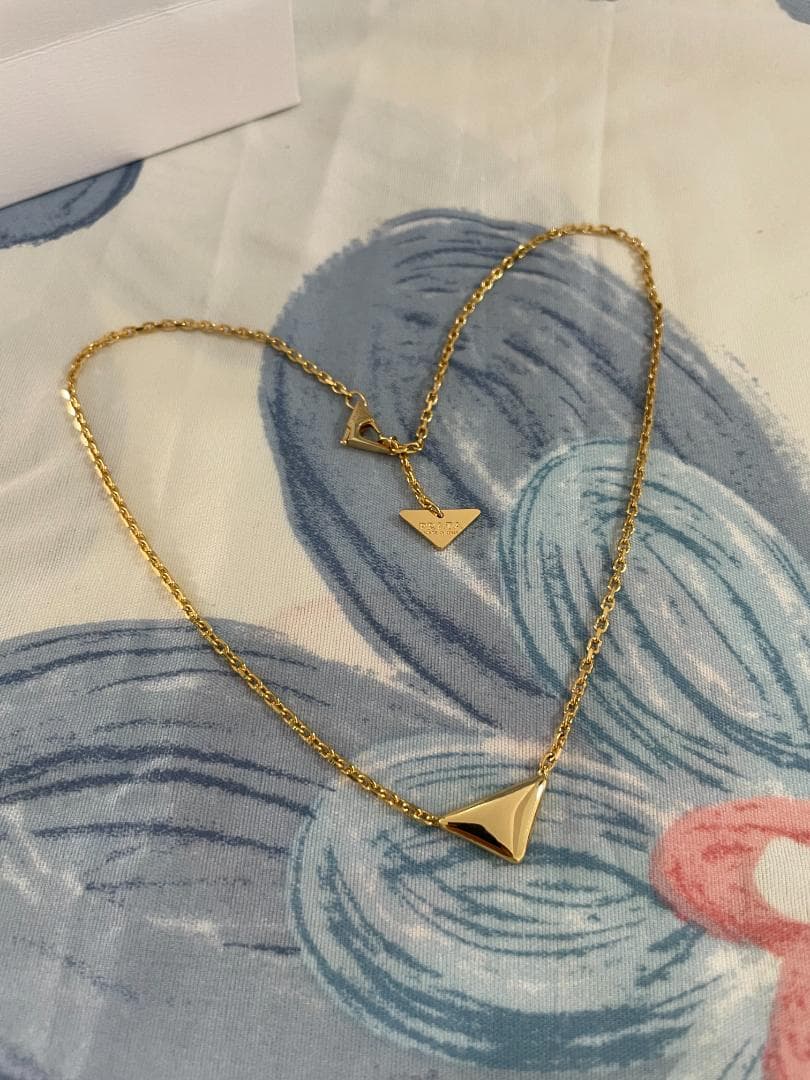 ゴールド/テテ愛用 プラダ ネックレス Prada 三角 ロゴ