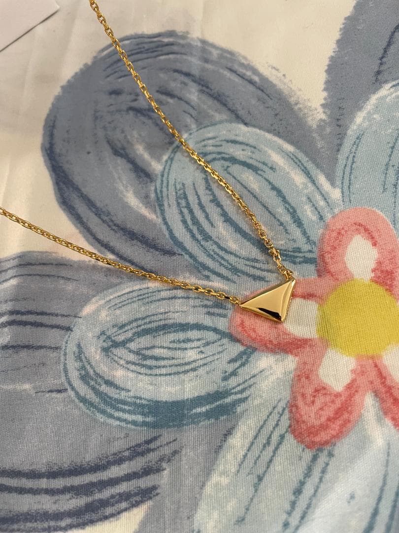 ゴールド/テテ愛用 プラダ ネックレス Prada 三角 ロゴ