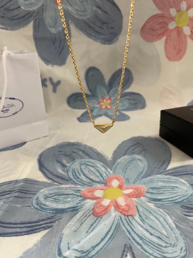 ゴールド/テテ愛用 プラダ ネックレス Prada 三角 ロゴ