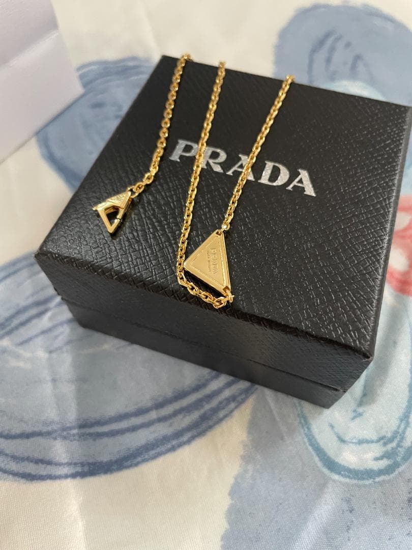 ゴールド/テテ愛用 プラダ ネックレス Prada 三角 ロゴ