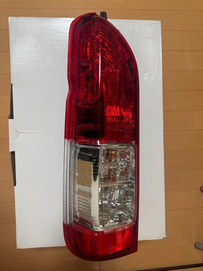 トヨタ ハイエースワイド 新車外しテールランプ