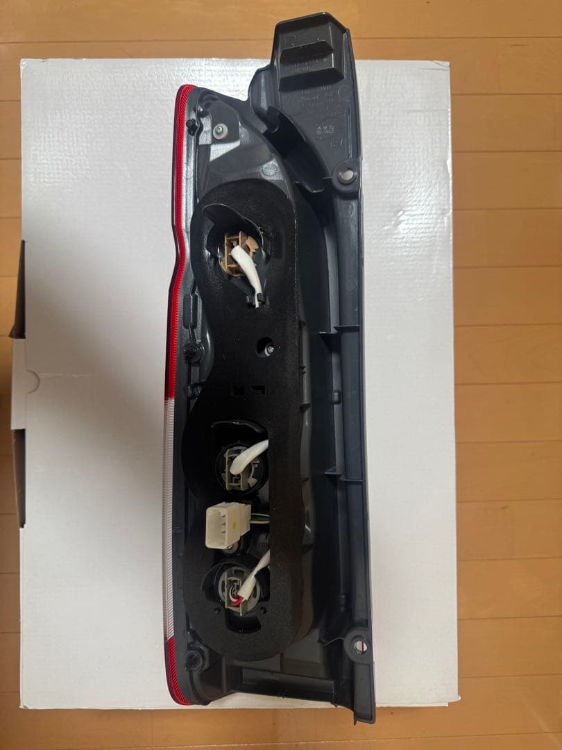 トヨタ ハイエースワイド 新車外しテールランプ