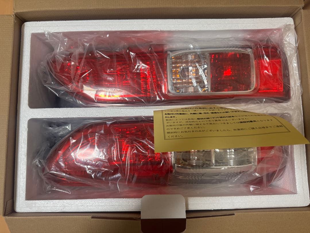 トヨタ ハイエースワイド 新車外しテールランプ