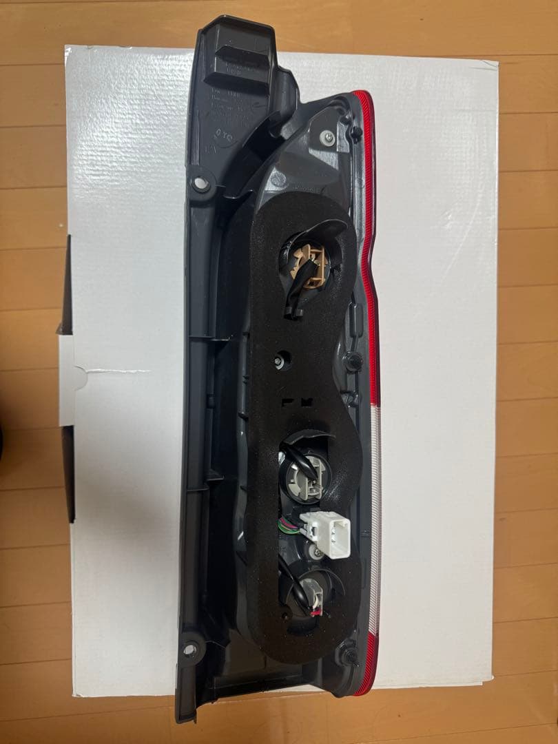 トヨタ ハイエースワイド 新車外しテールランプ