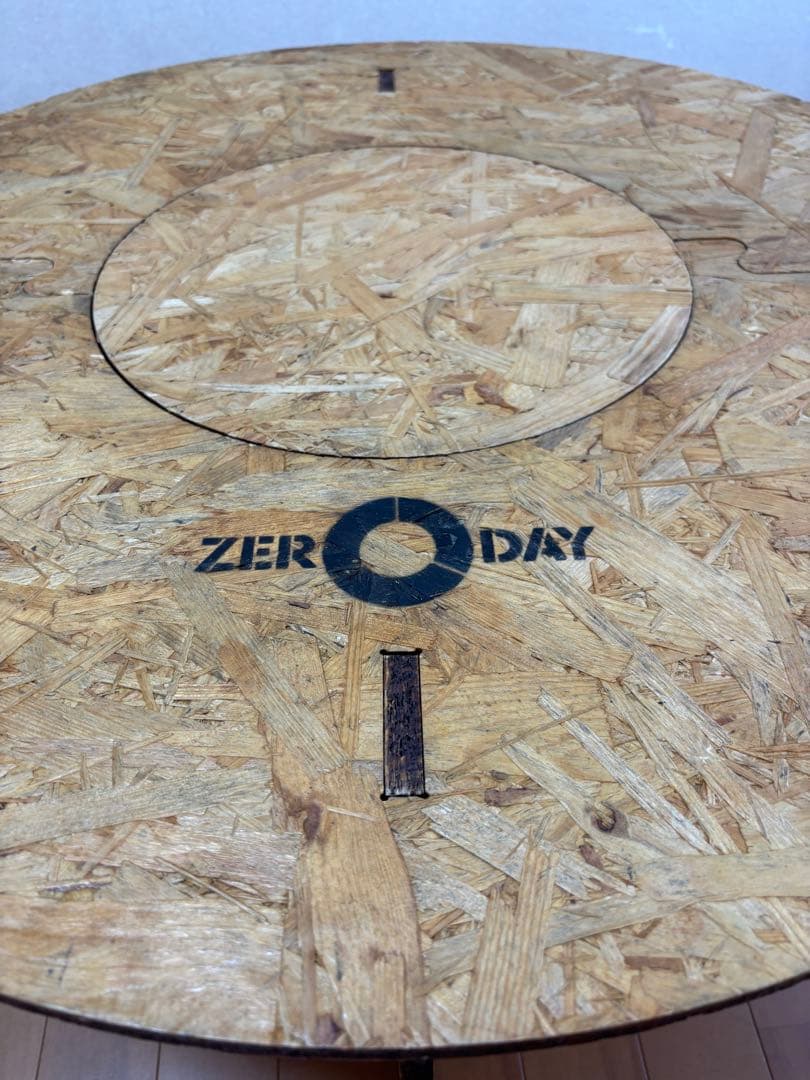 ZERODAYゼロデイのドーナツテーブル