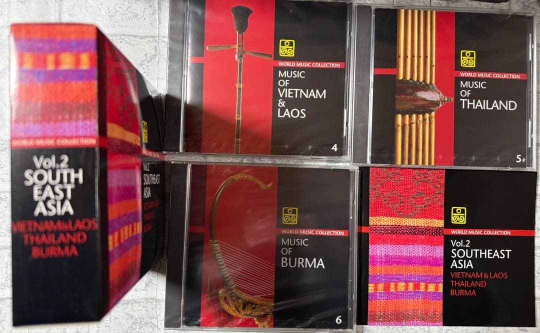 ワールド・ミュージック・コレクションCD30枚　世界の民族音楽　木製CDラック付