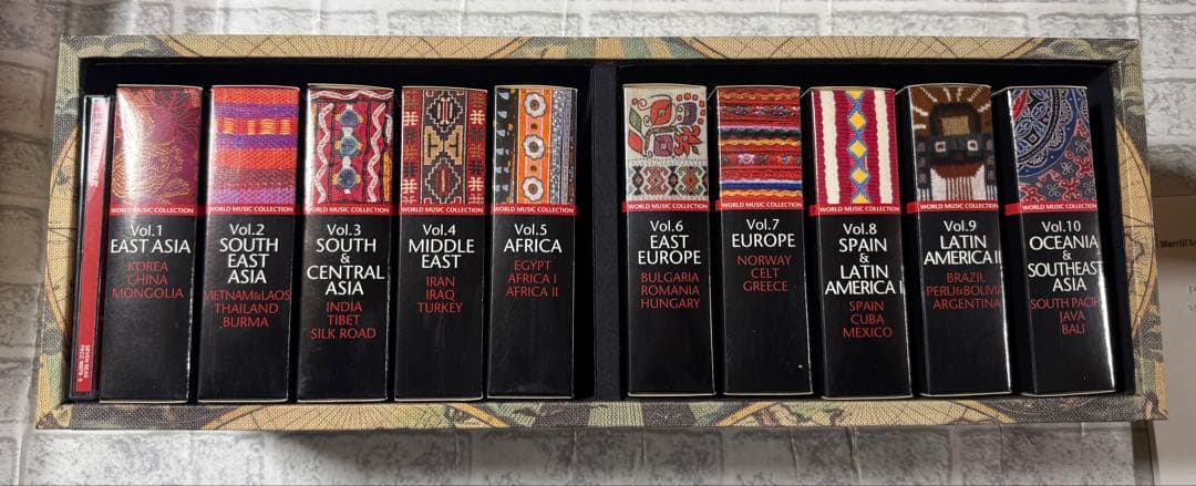 ワールド・ミュージック・コレクションCD30枚　世界の民族音楽　木製CDラック付