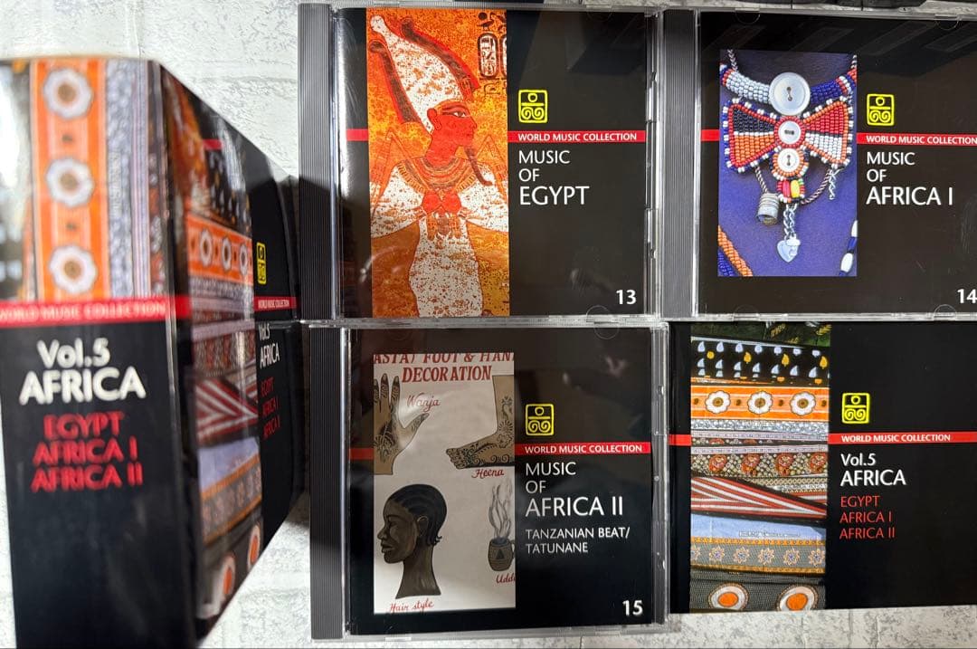 ワールド・ミュージック・コレクションCD30枚　世界の民族音楽　木製CDラック付