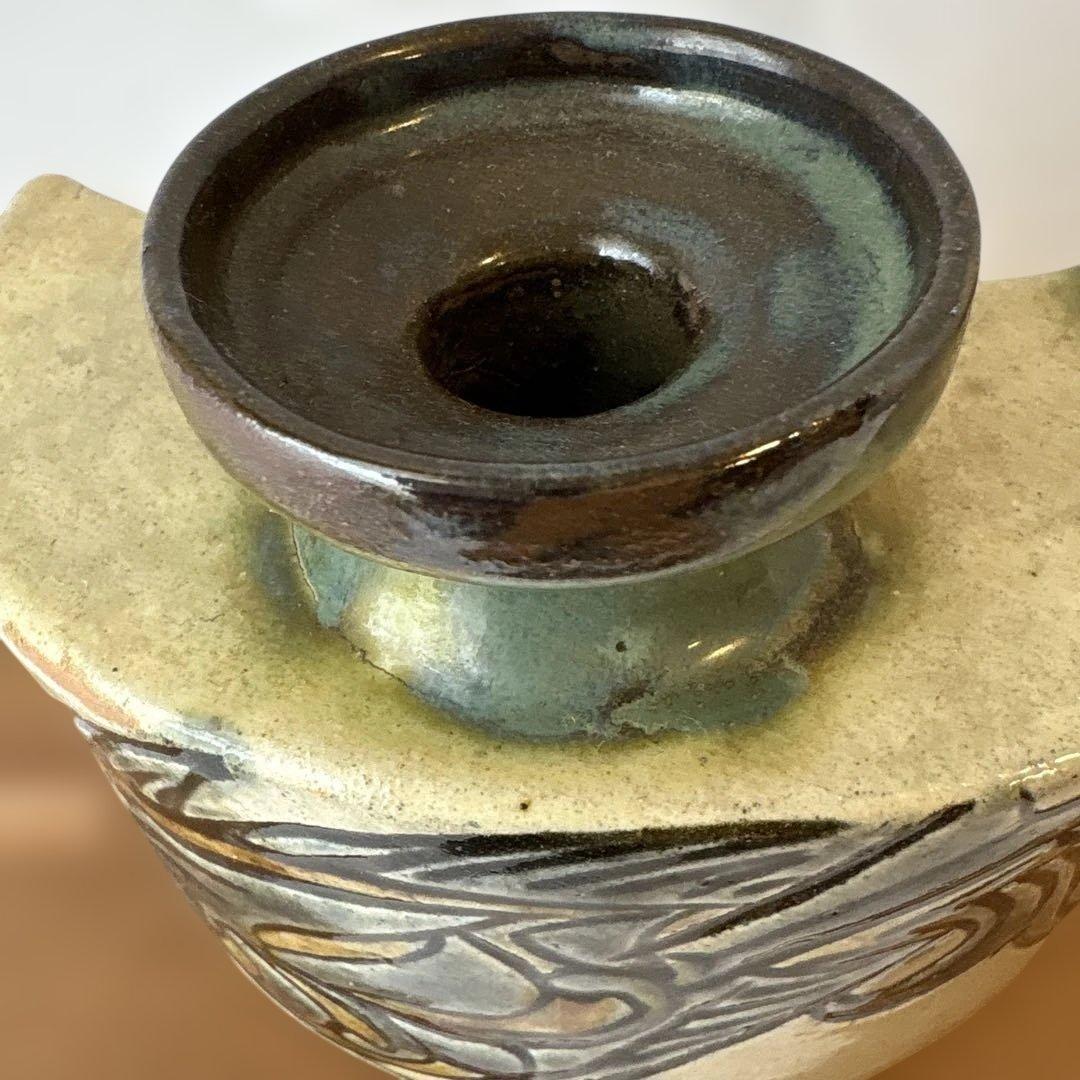 金城次郎　線彫魚文　抱瓶