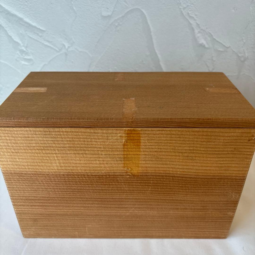 金城次郎　線彫魚文　抱瓶