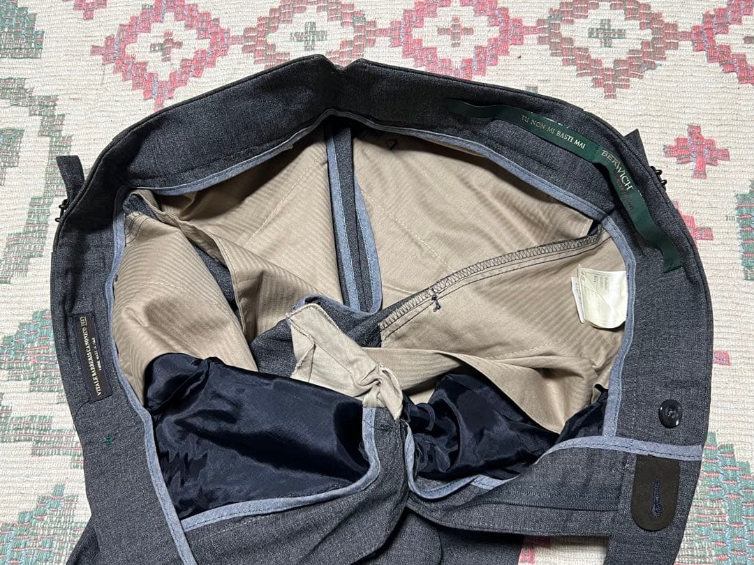 美品ベルウィッチ BERWICH ２プリーツ グレーサイドアジャスターパンツ48