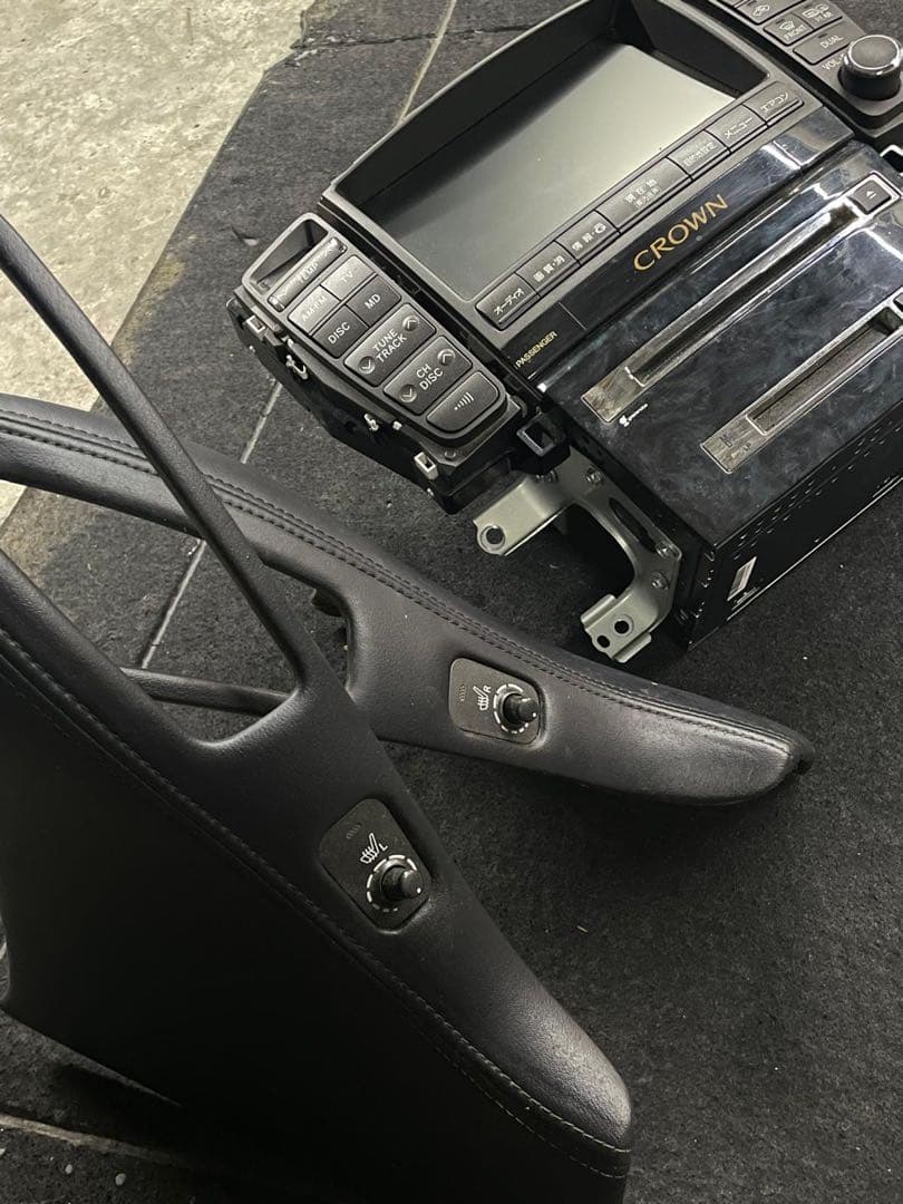 CROWN GRS184カーナビ 大画面