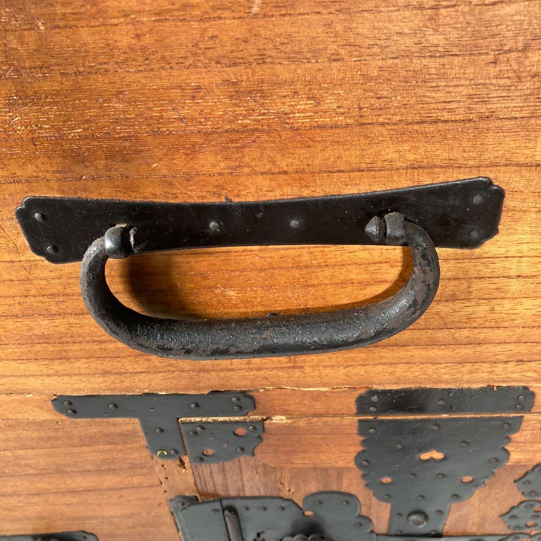 ビンテージ　桐製　時代箪笥　　打出し金具　①