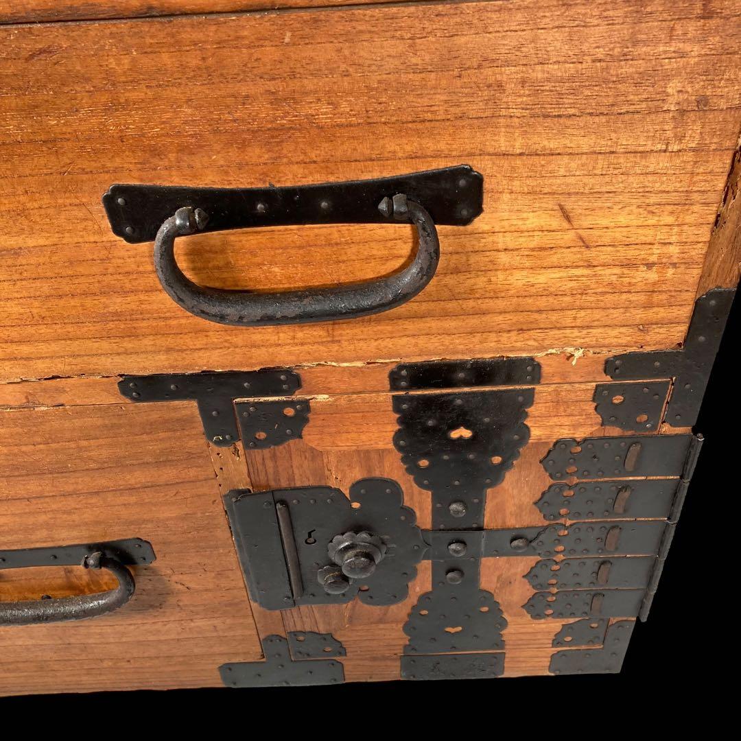 ビンテージ　桐製　時代箪笥　　打出し金具　①