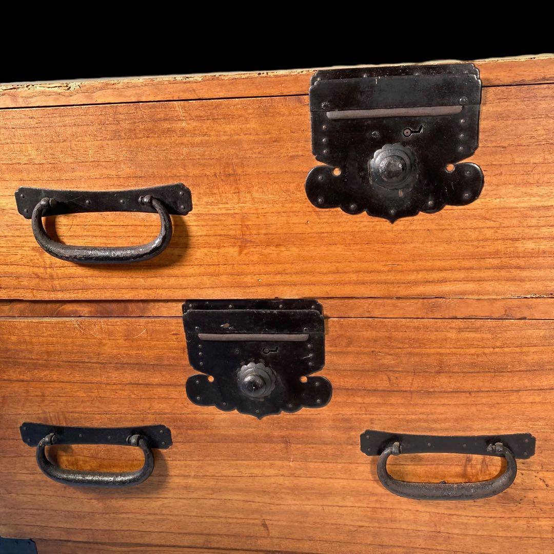 ビンテージ　桐製　時代箪笥　　打出し金具　①