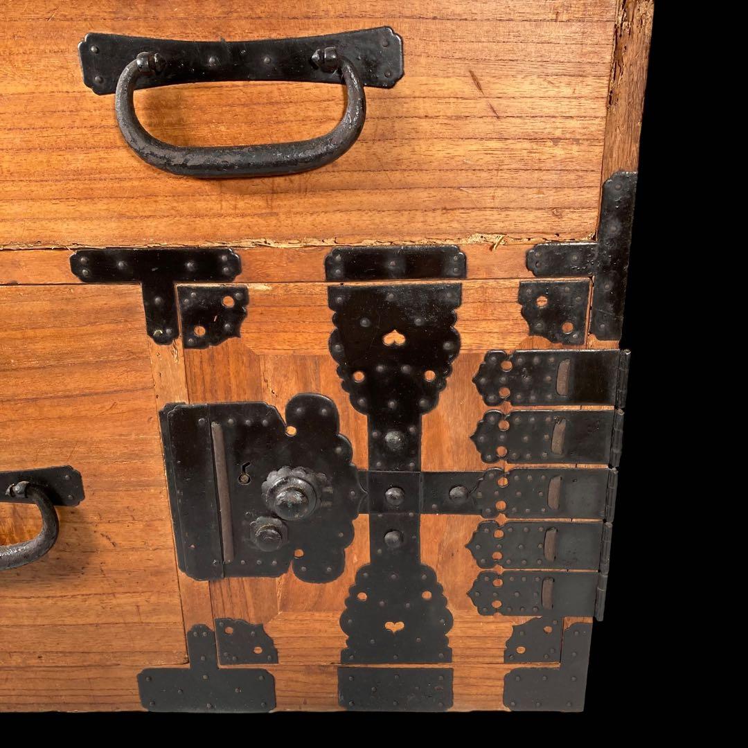 ビンテージ　桐製　時代箪笥　　打出し金具　①