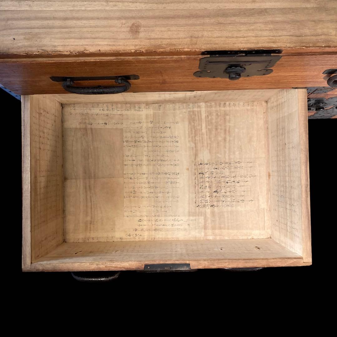 ビンテージ　桐製　時代箪笥　　打出し金具　①