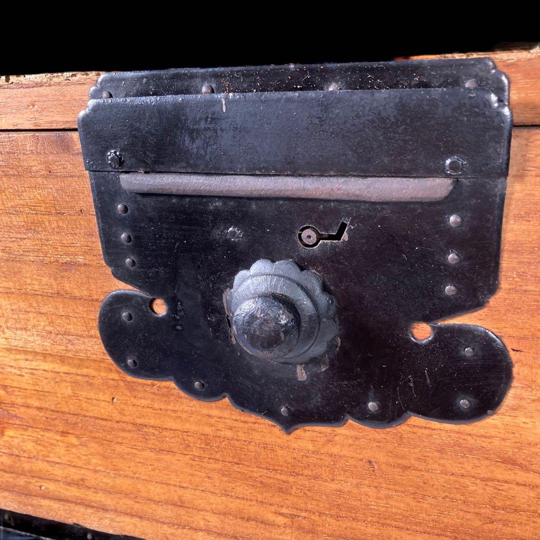 ビンテージ　桐製　時代箪笥　　打出し金具　①
