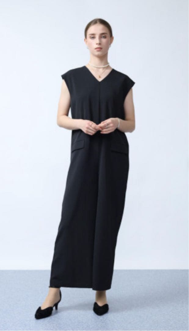 新品未使用品　Agaブラック Vネック サロペット サイズ38