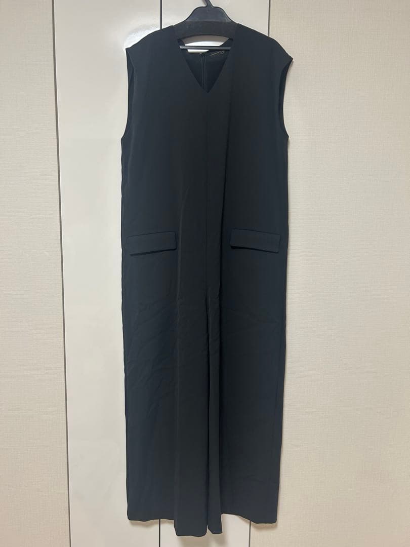 新品未使用品　Agaブラック Vネック サロペット サイズ38