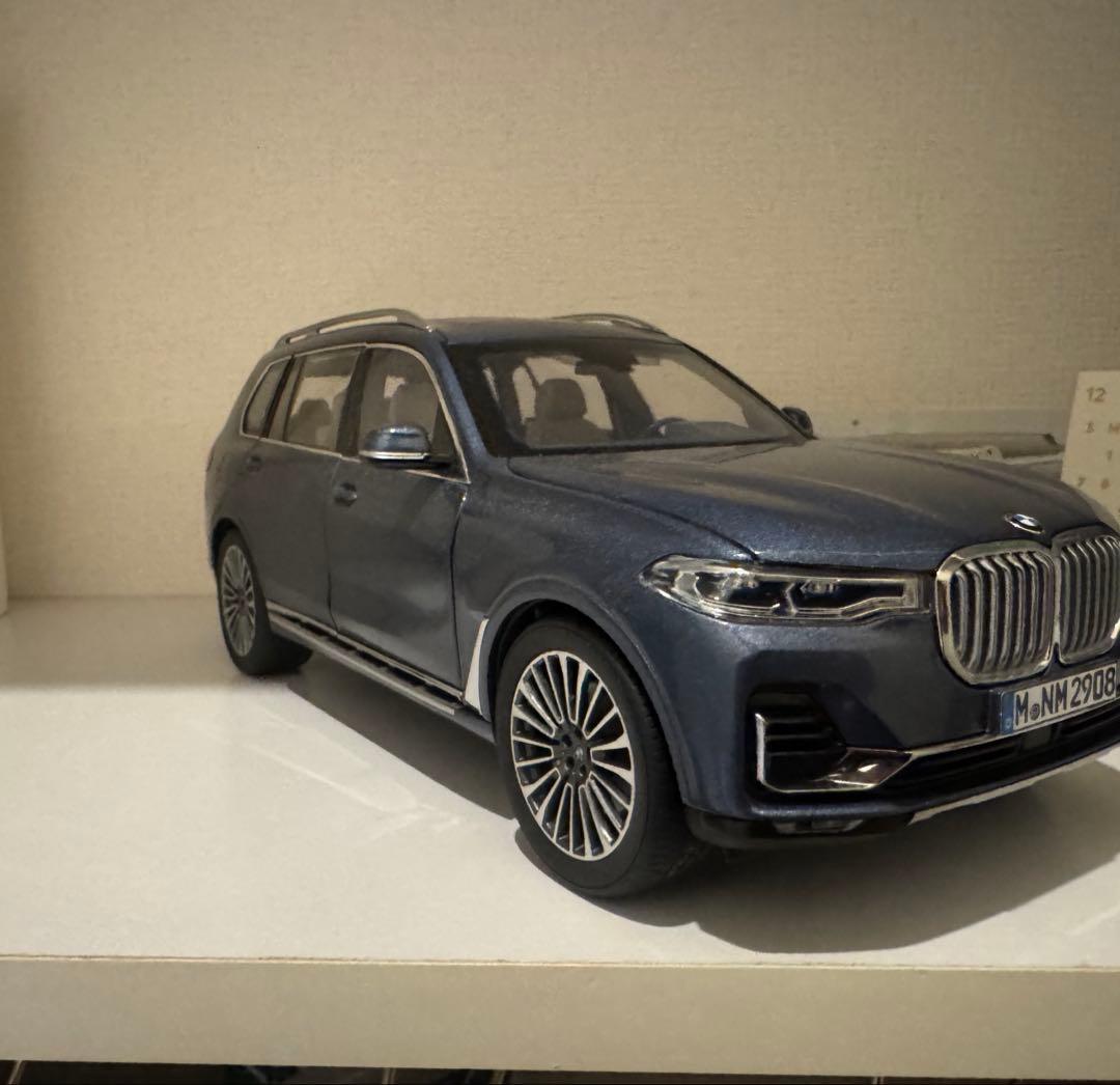 ミニカー bmw x7 1/18