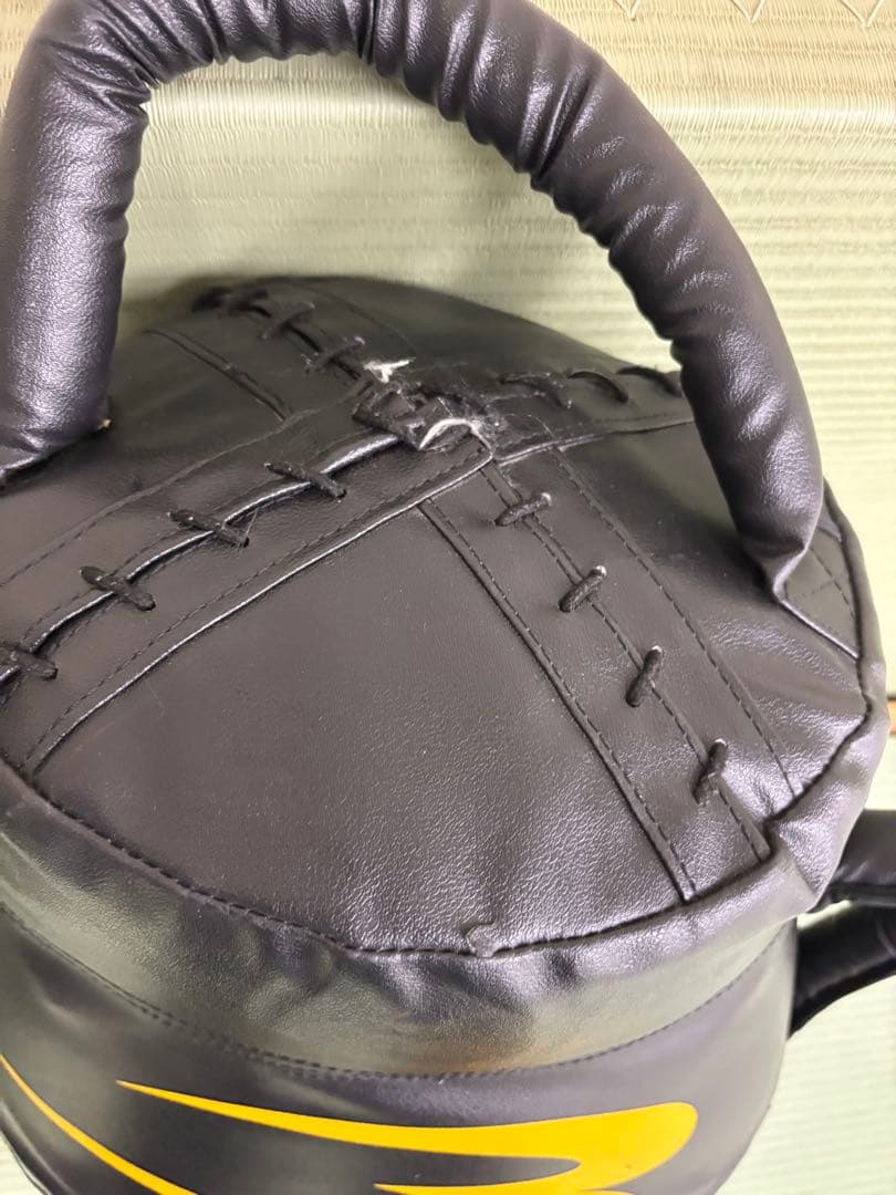 黒いキックミット 持ち手付き
