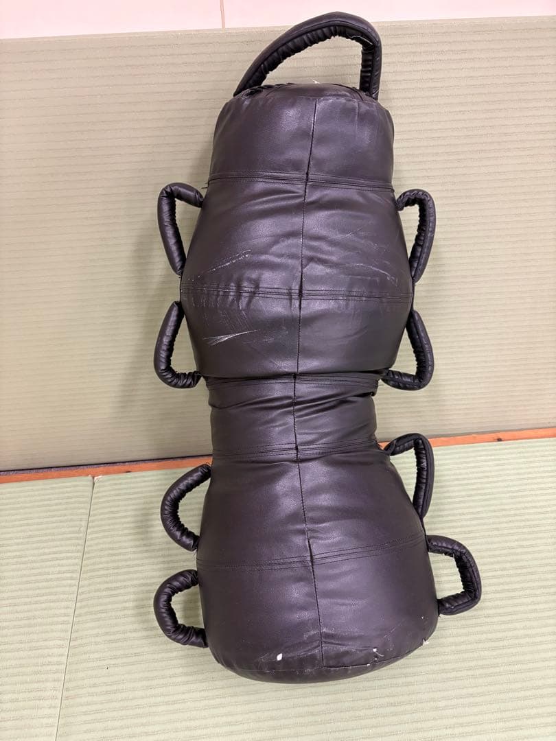 黒いキックミット 持ち手付き