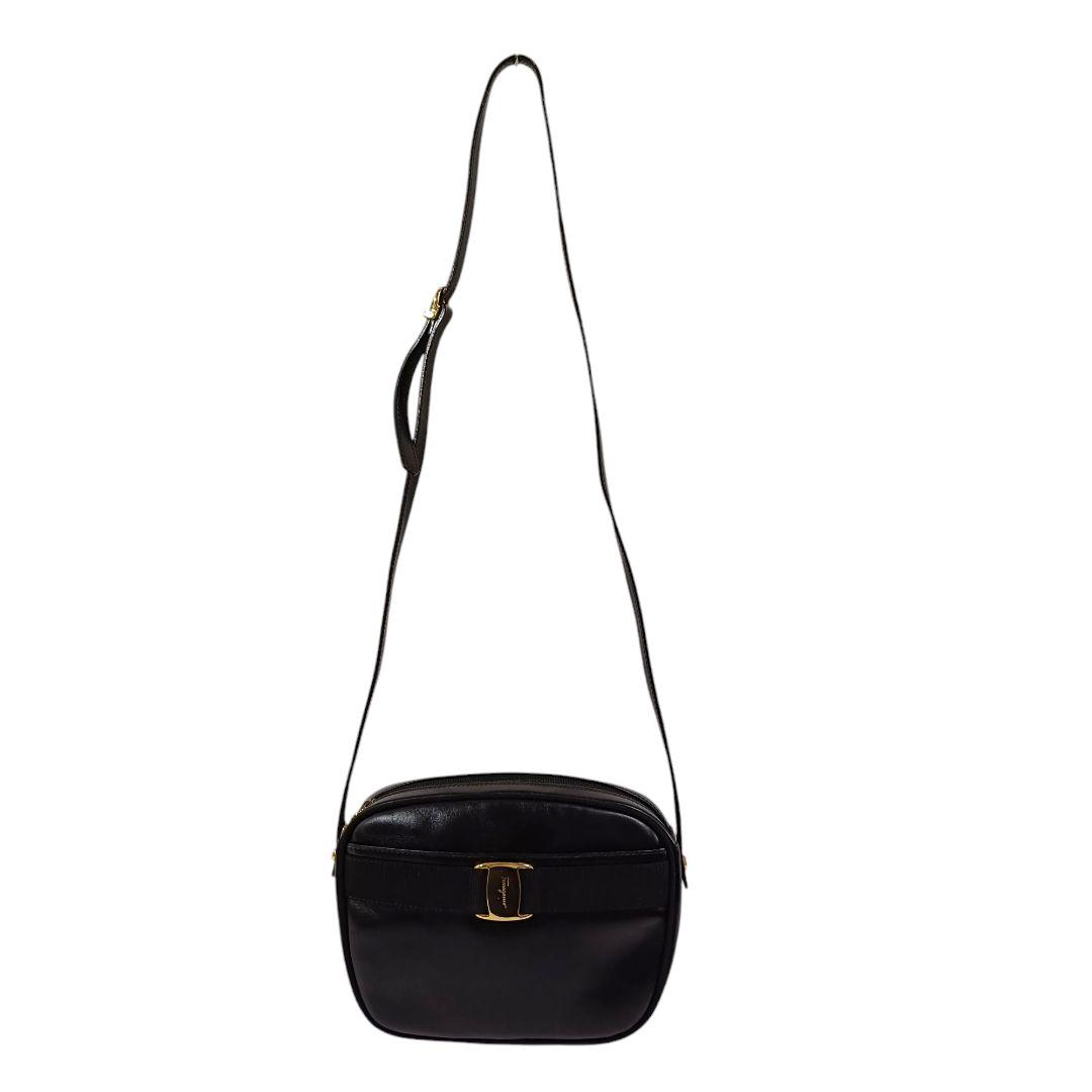 美品 正規品 フェラガモ ショルダーバッグ サコッシュ ヴァラ 斜め掛け 黒 革