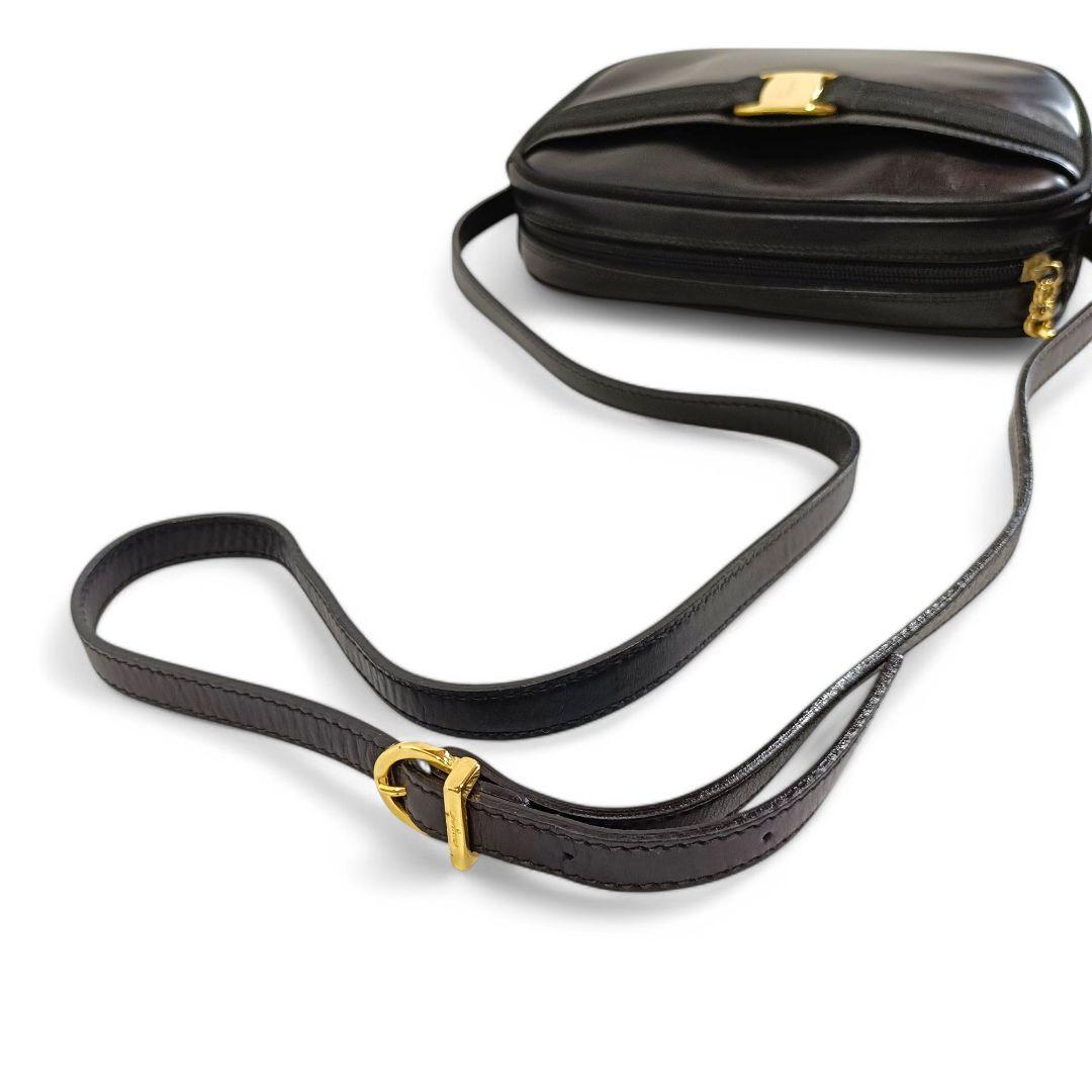 美品 正規品 フェラガモ ショルダーバッグ サコッシュ ヴァラ 斜め掛け 黒 革