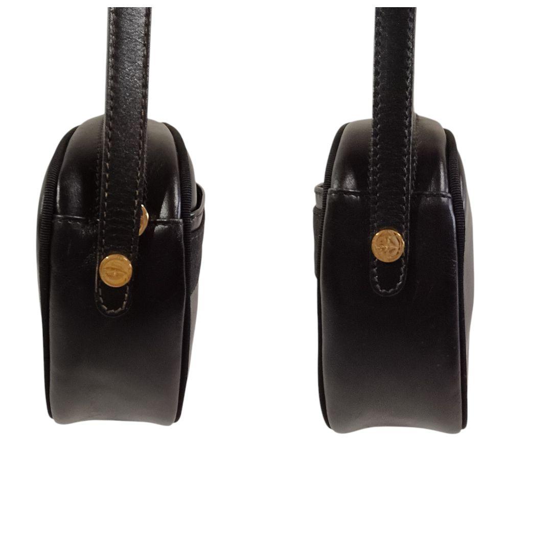 美品 正規品 フェラガモ ショルダーバッグ サコッシュ ヴァラ 斜め掛け 黒 革