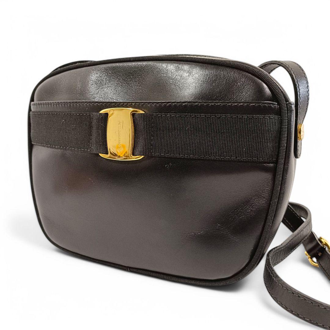 美品 正規品 フェラガモ ショルダーバッグ サコッシュ ヴァラ 斜め掛け 黒 革