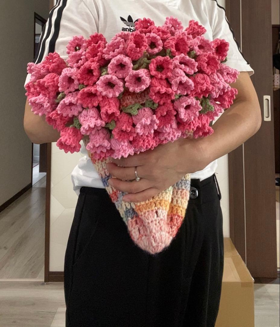 かぎ針編み物の花束ブランケット。枯れない花56本のスズラン 直径 75cm 。