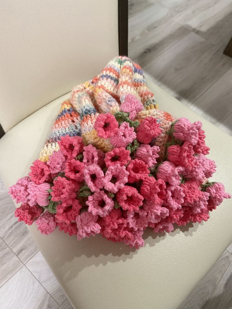 かぎ針編み物の花束ブランケット。枯れない花56本のスズラン 直径 75cm 。