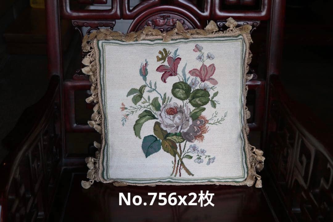 スミレ　花柄刺繍クッション　ニードルポイントクッション