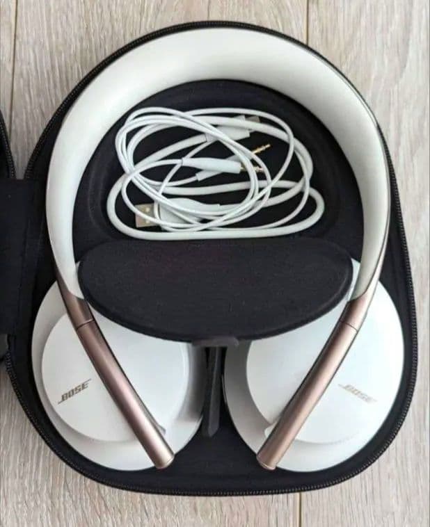 ボーズ ワイヤレスヘッドフォン Bose NC700 ケース付き、白、新品同様