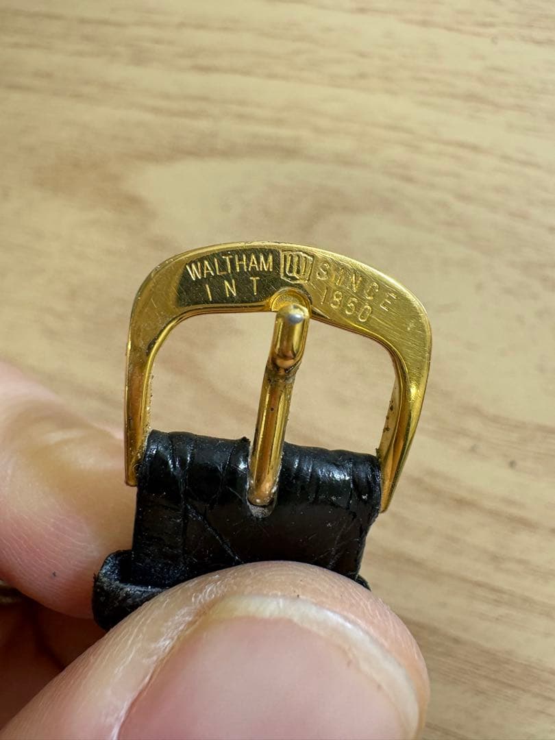 クォーツ腕時計 シルバー文字盤 赤針