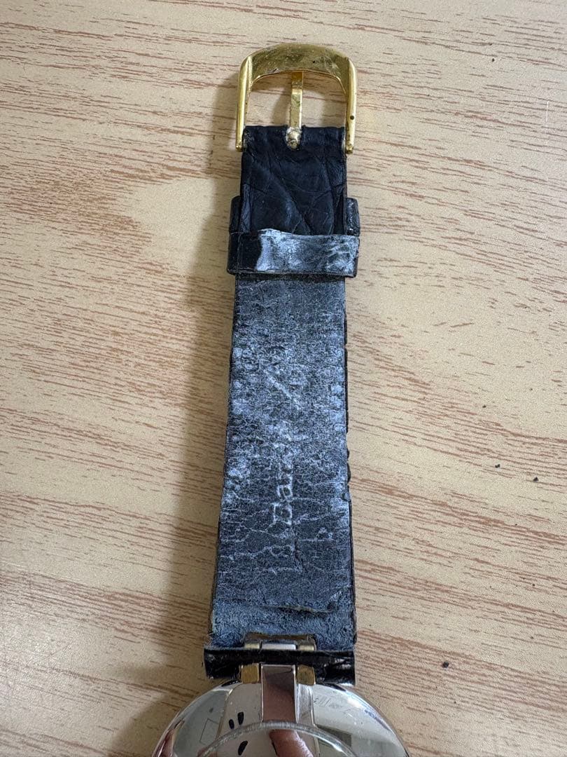 クォーツ腕時計 シルバー文字盤 赤針