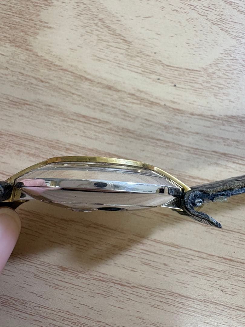 クォーツ腕時計 シルバー文字盤 赤針