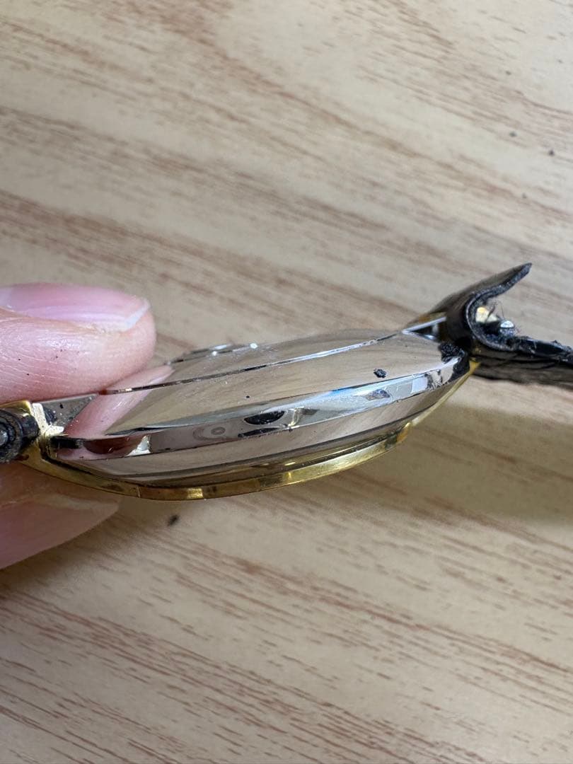 クォーツ腕時計 シルバー文字盤 赤針