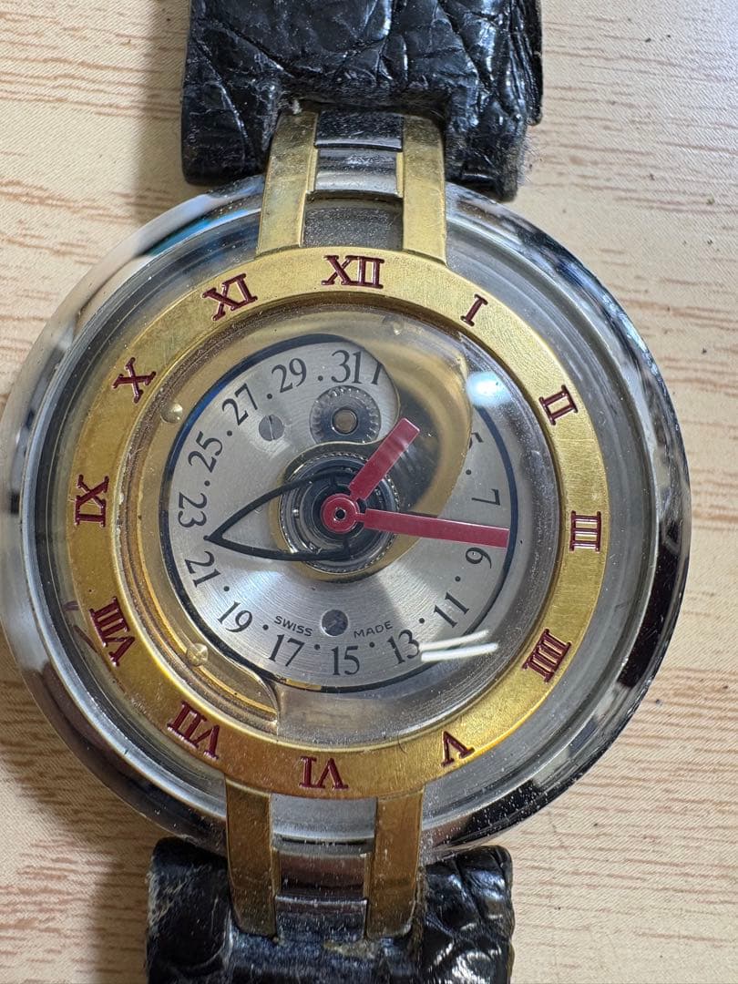 クォーツ腕時計 シルバー文字盤 赤針