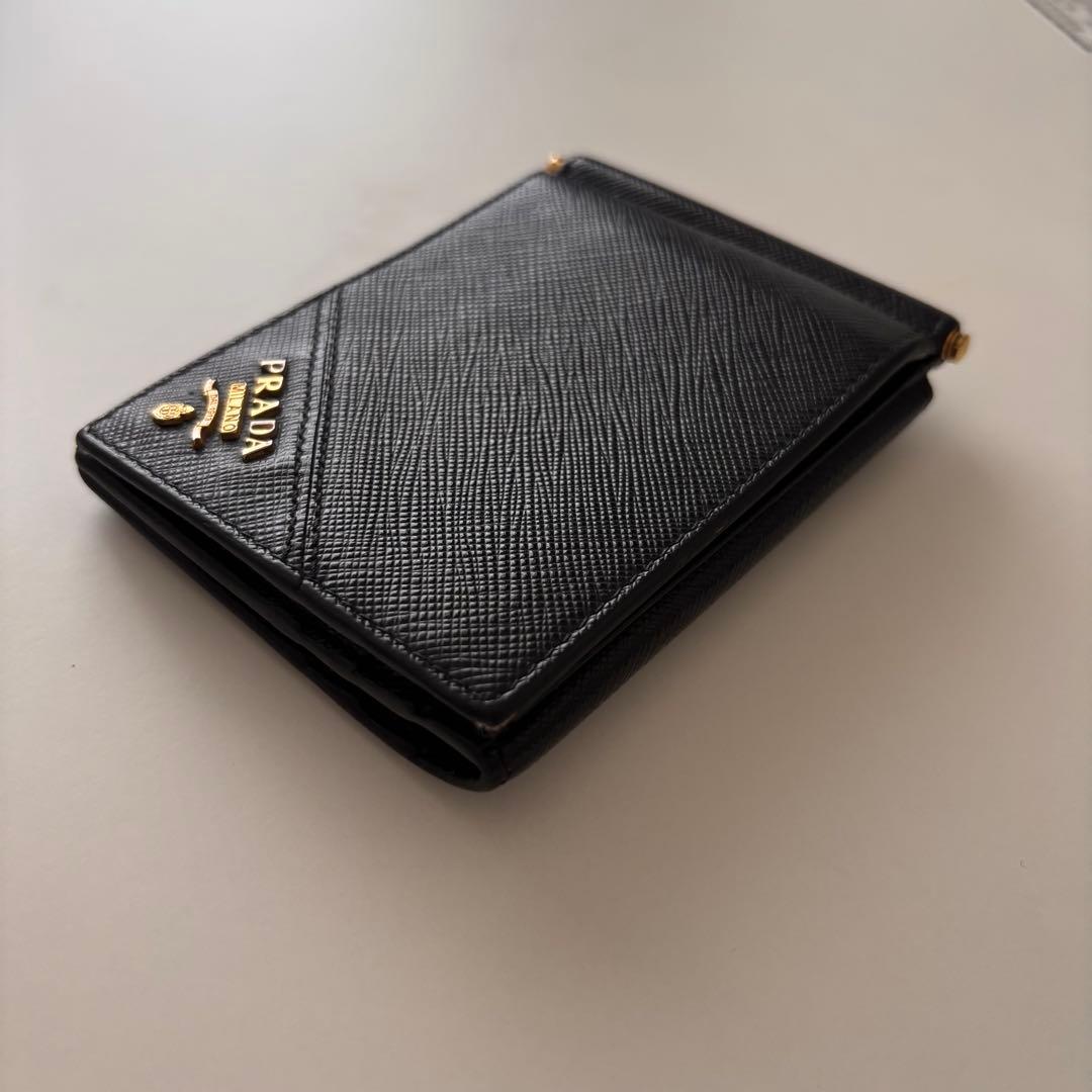 【ホワイト】プラダ　マネークリップ　折り財布　ブラック　サフィアーノレザー