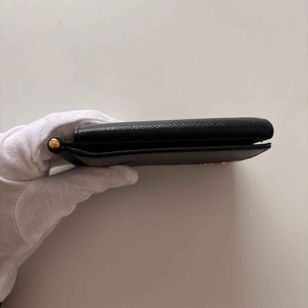 【ホワイト】プラダ　マネークリップ　折り財布　ブラック　サフィアーノレザー