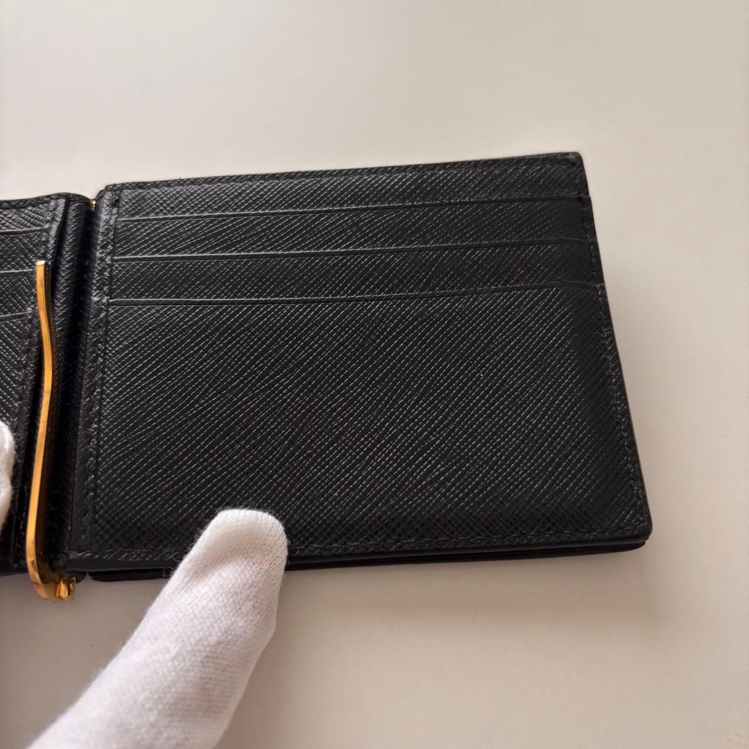 【ホワイト】プラダ　マネークリップ　折り財布　ブラック　サフィアーノレザー