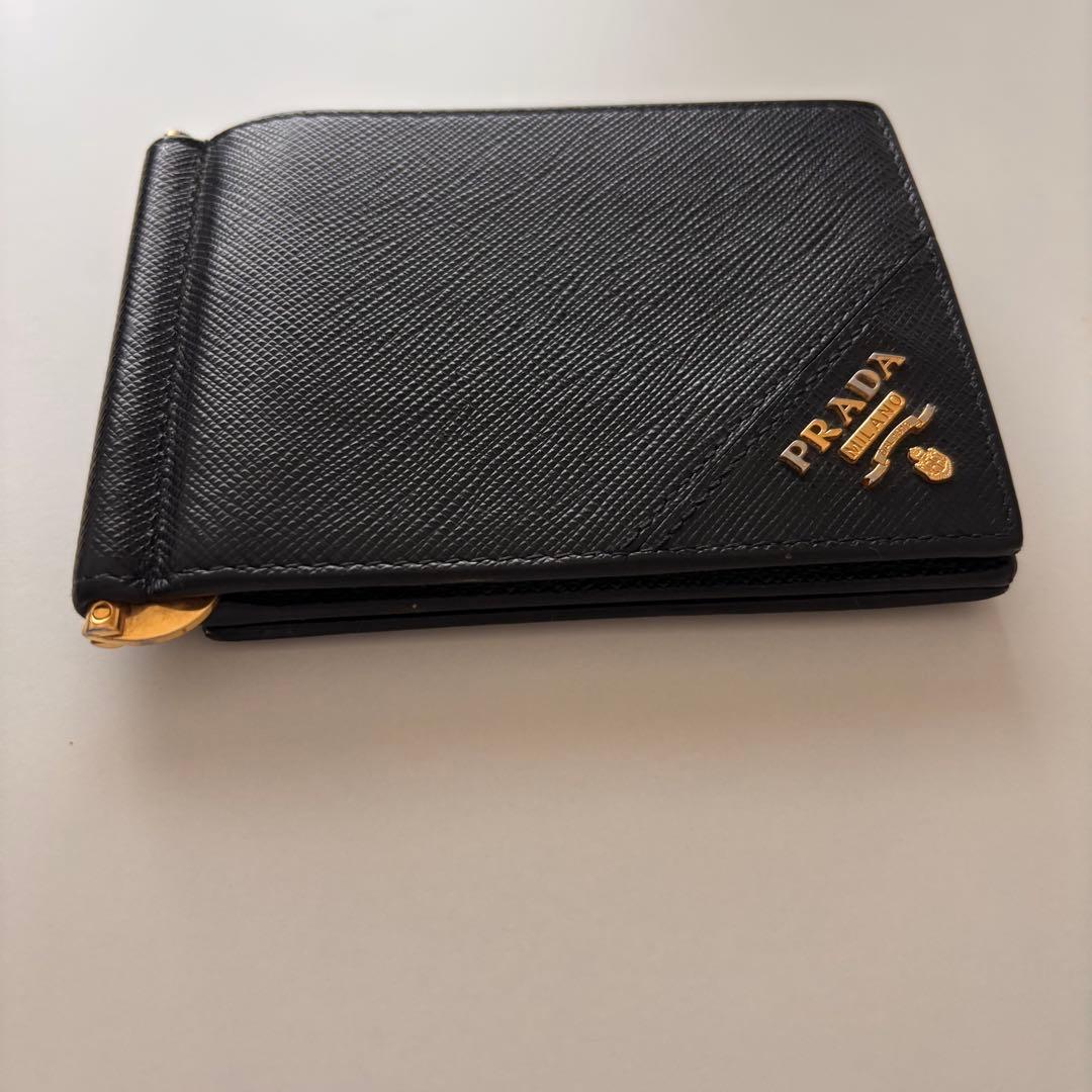 【ホワイト】プラダ　マネークリップ　折り財布　ブラック　サフィアーノレザー
